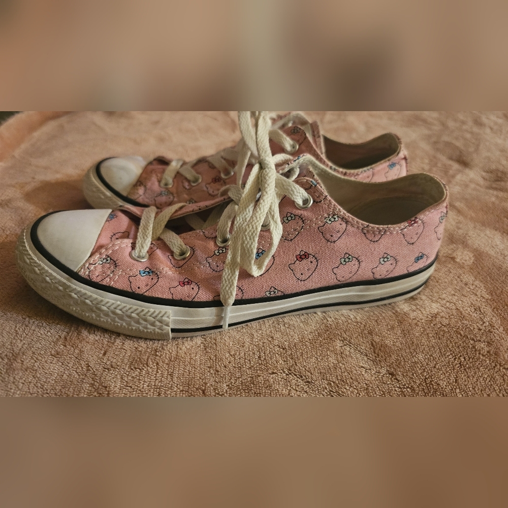 Hello Kitty Converse Size 4 - Picture 4 of 6